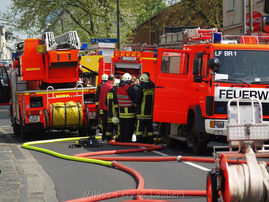 Kellerbrand mit Menschenrettung Koeln Brueck Hovenstr Olpenerstr P123.JPG